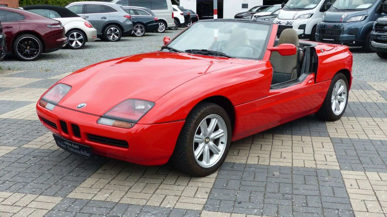 BMW Z1 rouge de trois quarts avant, portes ouvertes
