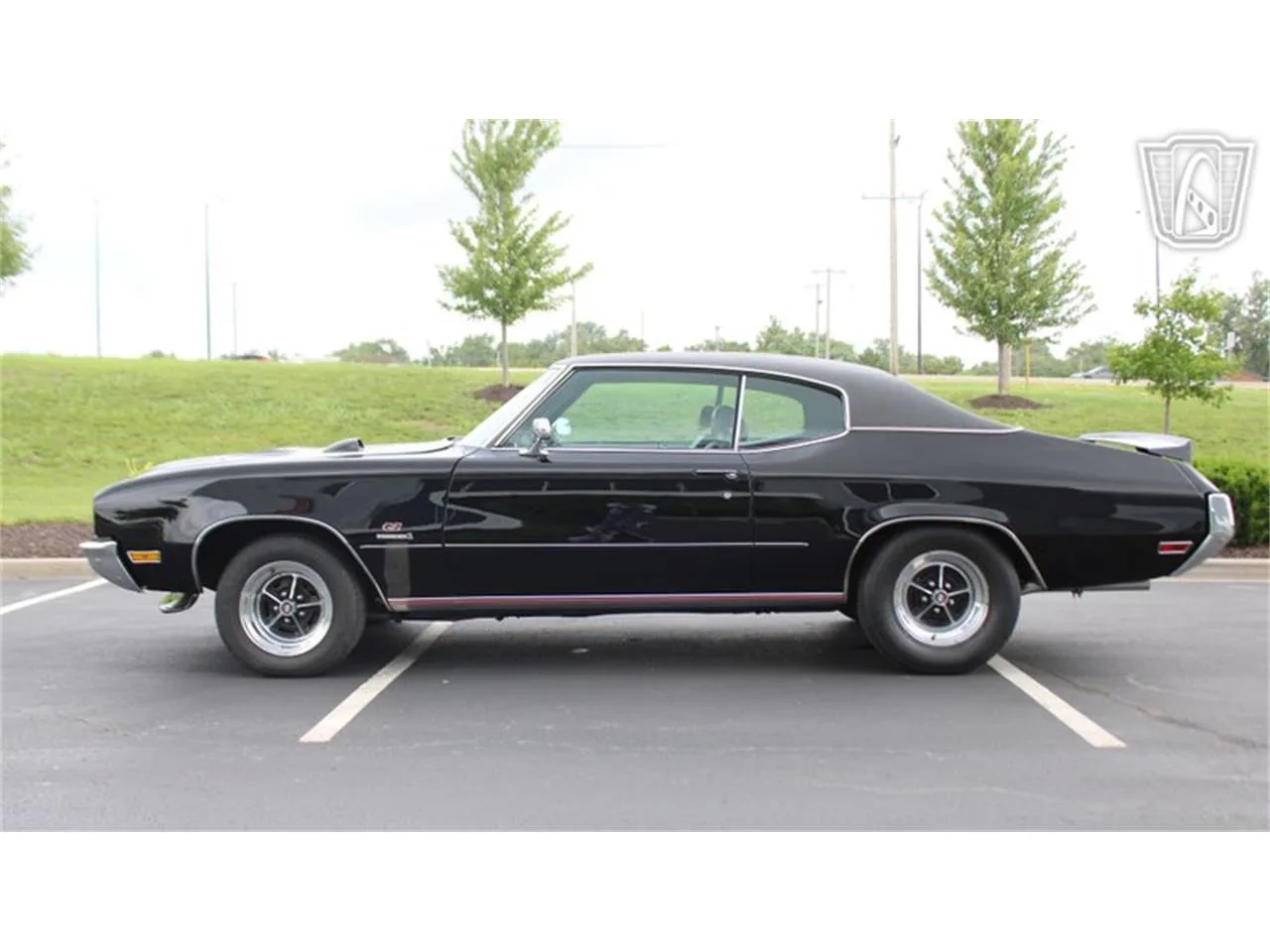 Buick GSX Saturn Yellow à bandes noires de trois quarts avant, muscle car A-body 1970