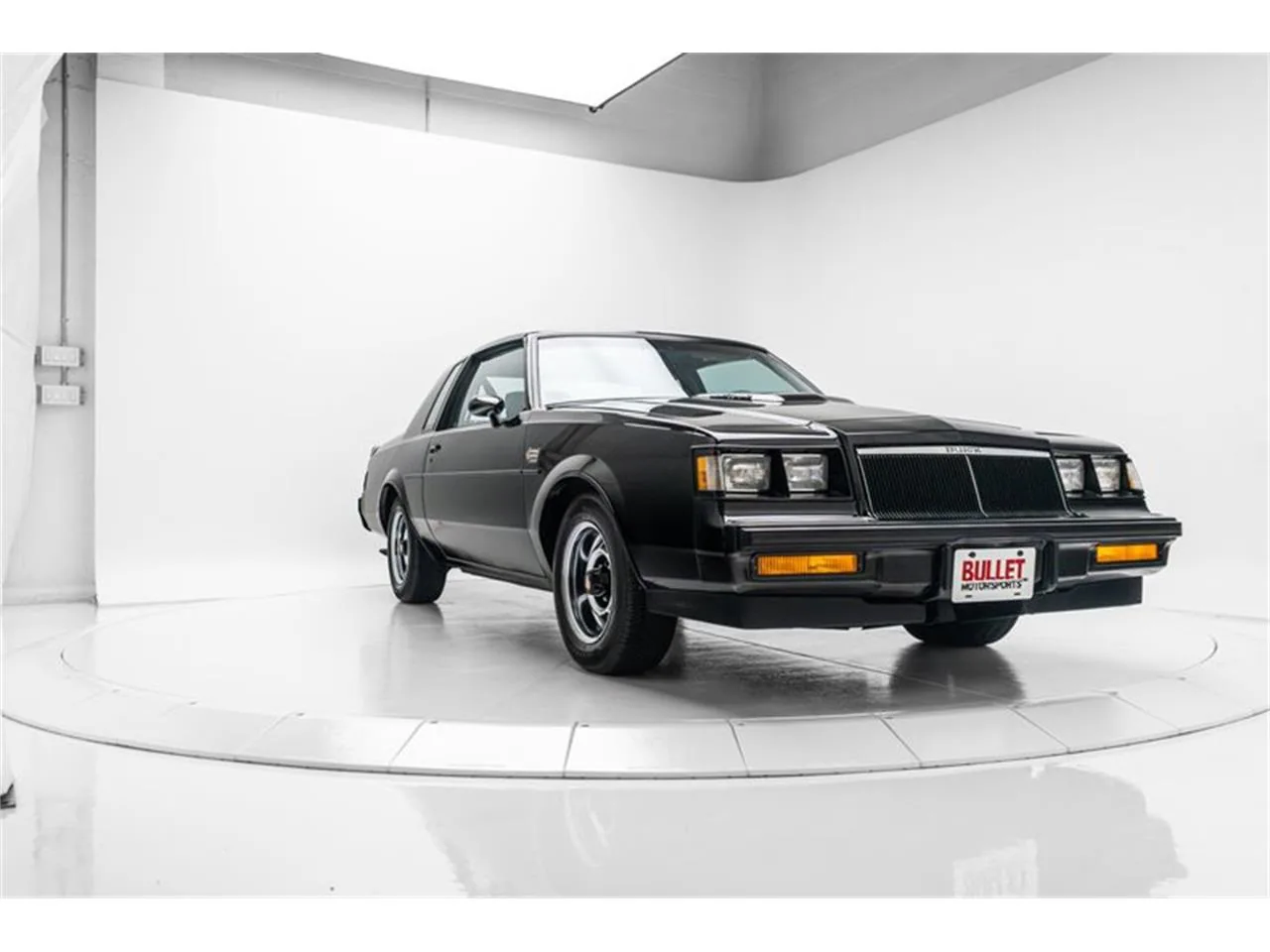 Buick Grand National noire de trois quarts avant, coupé G-body des années 80 sans décor