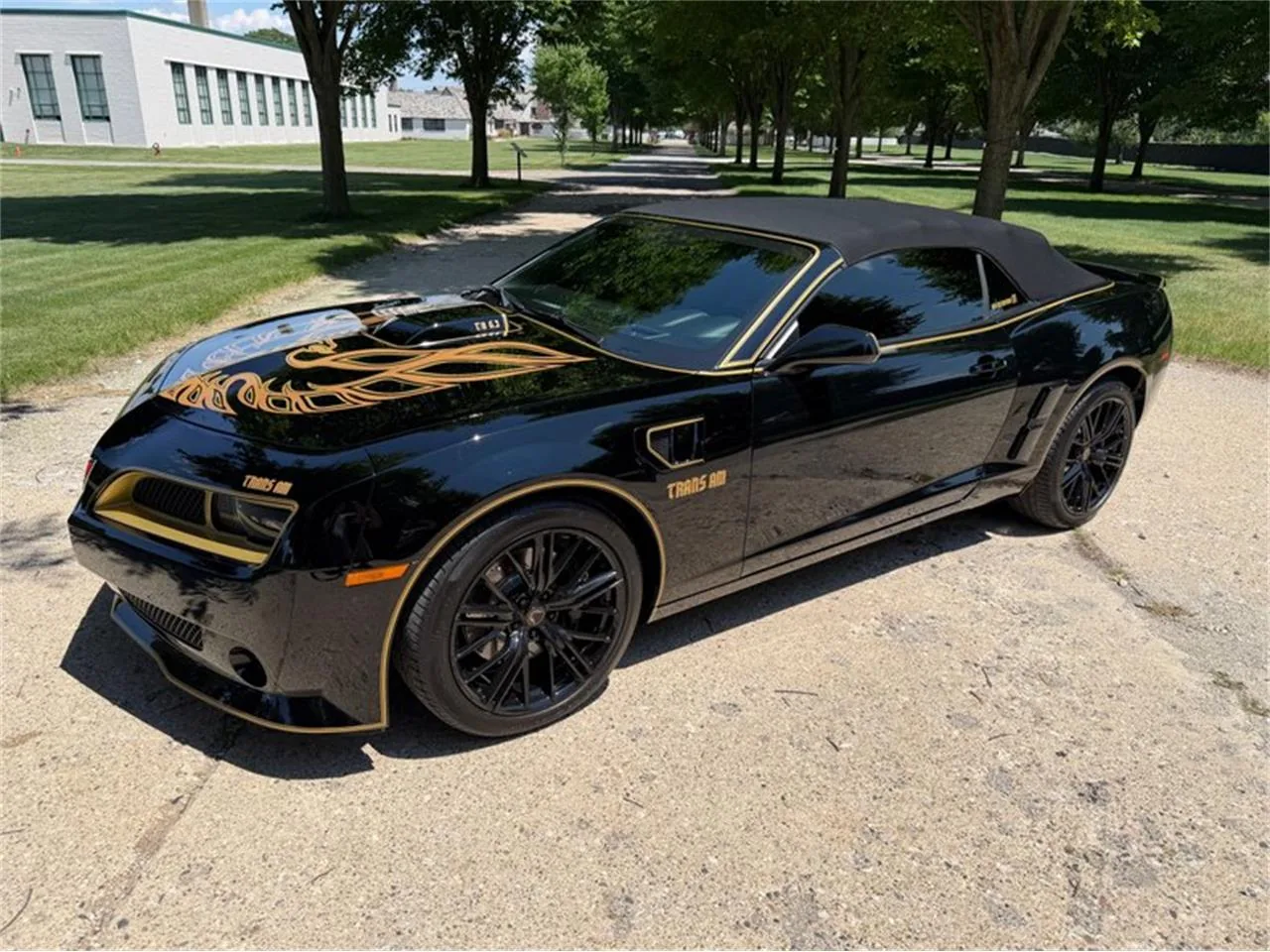 Chevrolet Camaro Z/28 première génération de trois quarts avant, bandes de course sur le capot