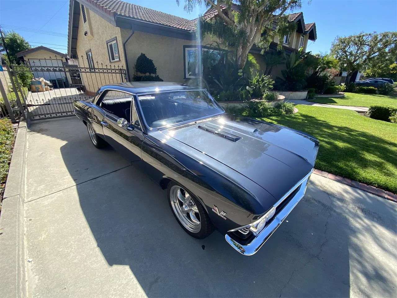 Chevrolet Chevelle SS 454 coupé 1970 de trois quarts avant, capot cowl induction et bandes noires