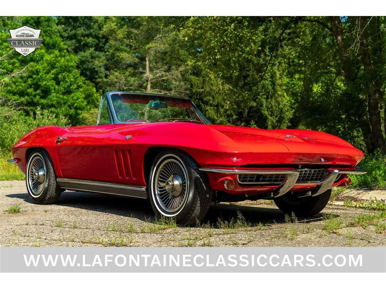 Chevrolet Corvette C3 Stingray rouge de trois quarts avant, capot long et ailes galbées