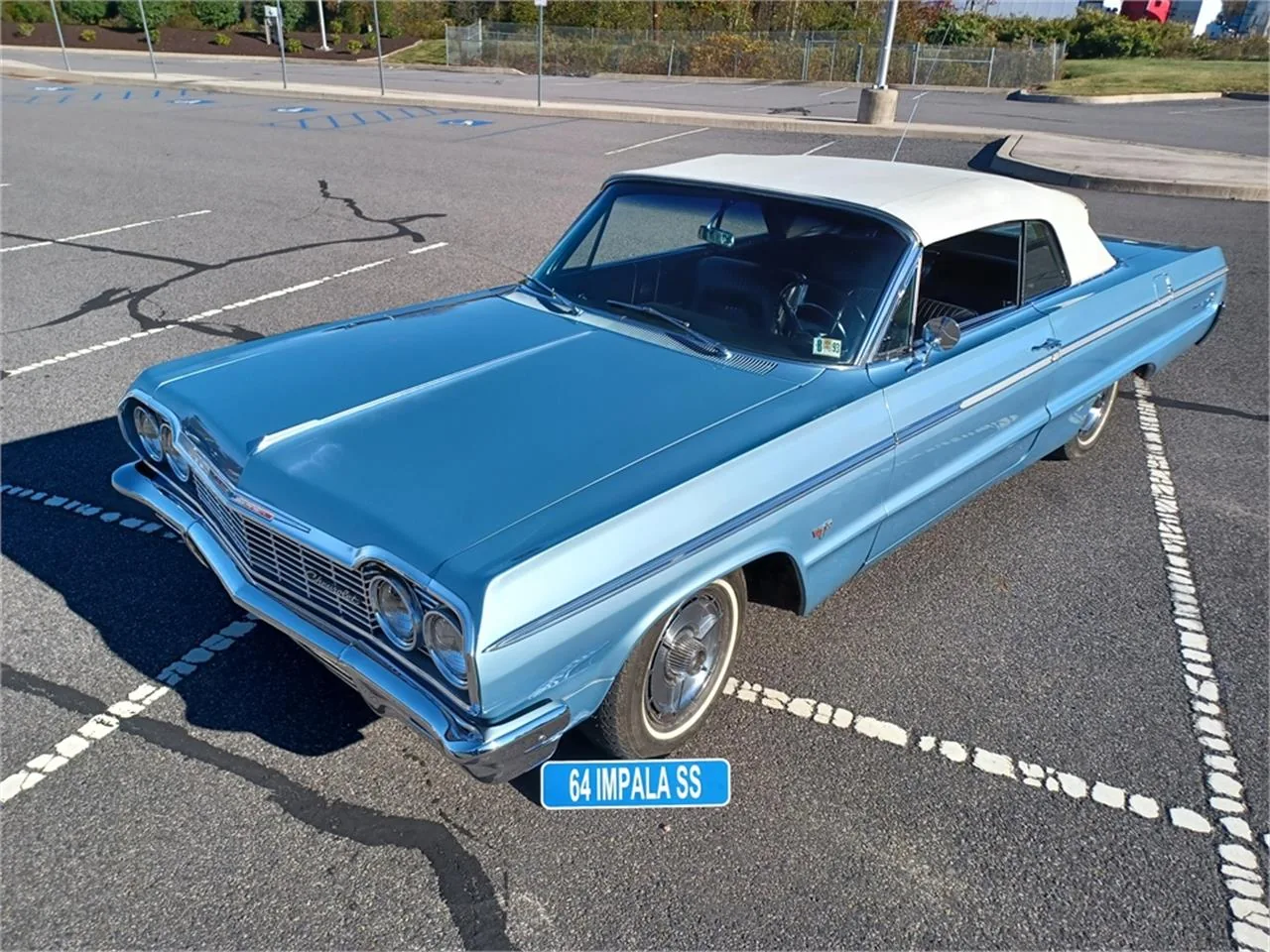 Chevrolet Impala 1964 hardtop de trois quarts avant, silhouette longue et basse, chromes