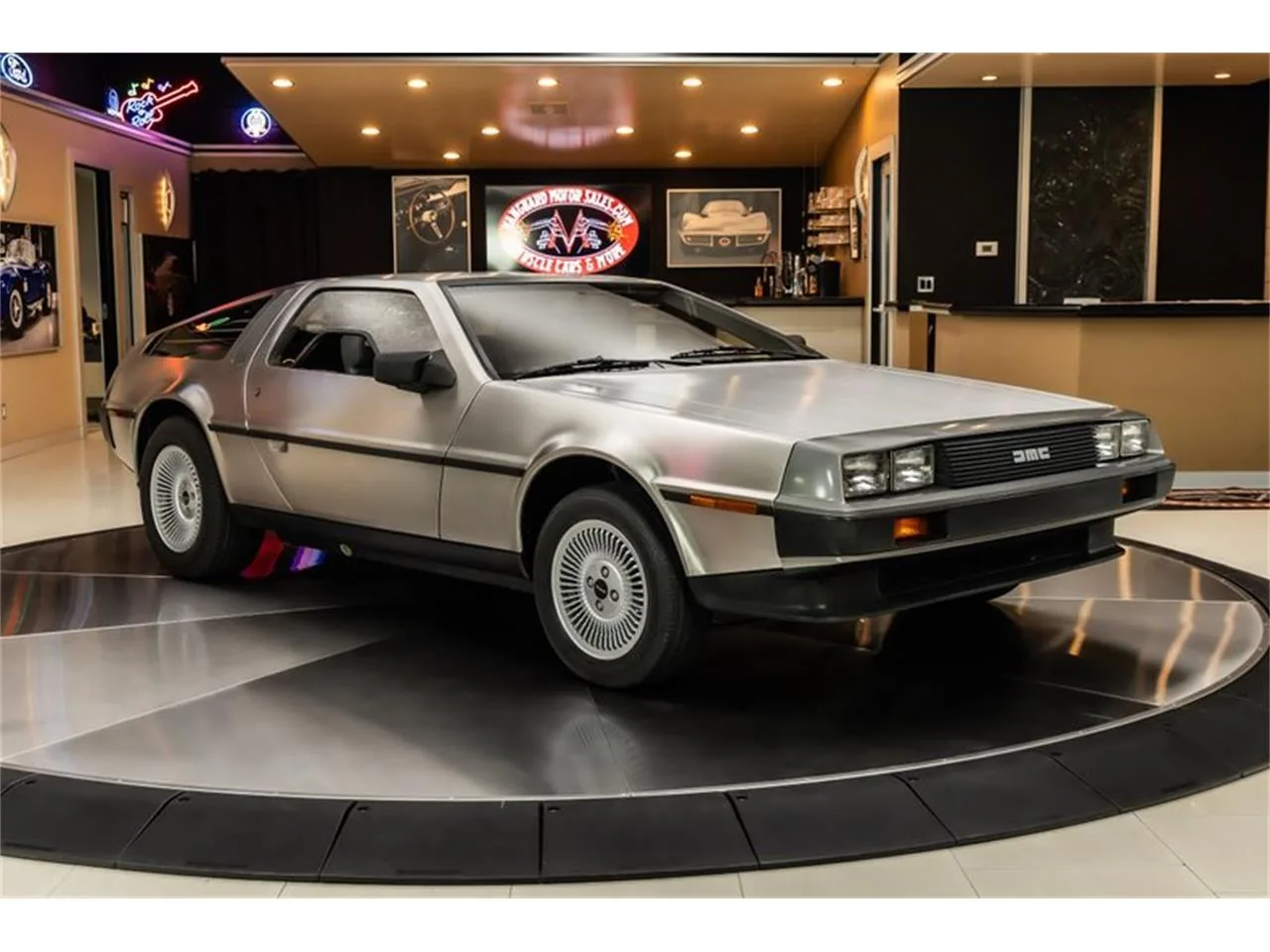 DeLorean DMC-12 en inox brossé, portes papillon ouvertes, de trois quarts avant