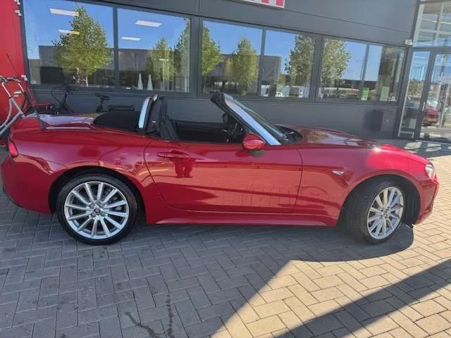 Fiat 124 Sport Spider rouge décapotée de trois quarts avant