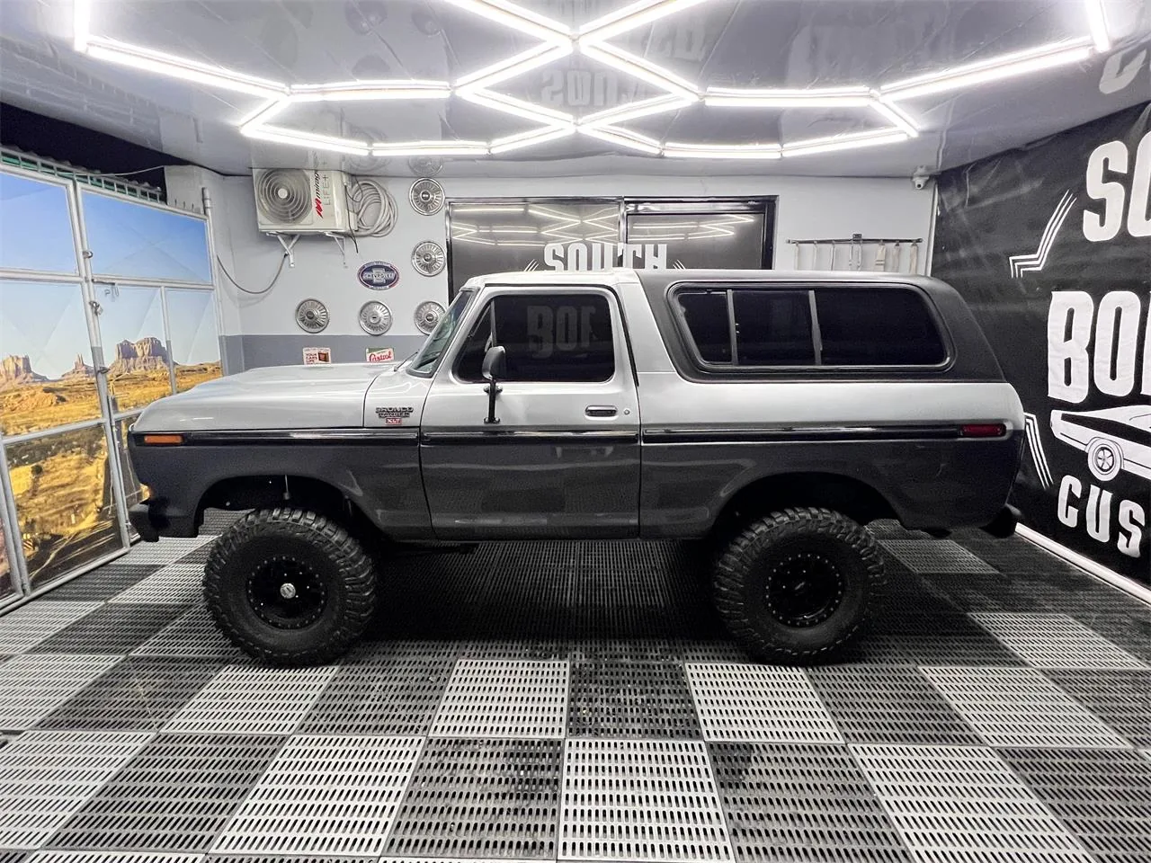Ford Bronco première génération de trois quarts avant sur un sentier