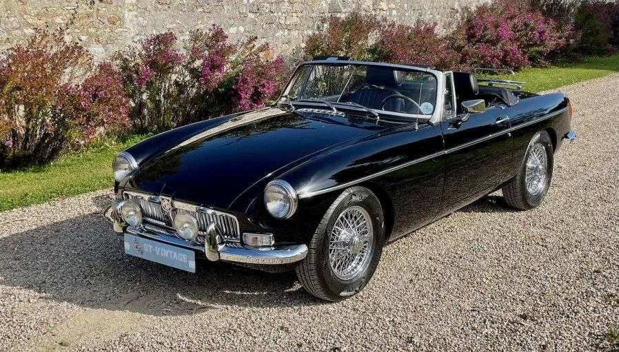 MG MGB roadster chrome bumpers British Racing Green de trois quarts avant, capote baissée