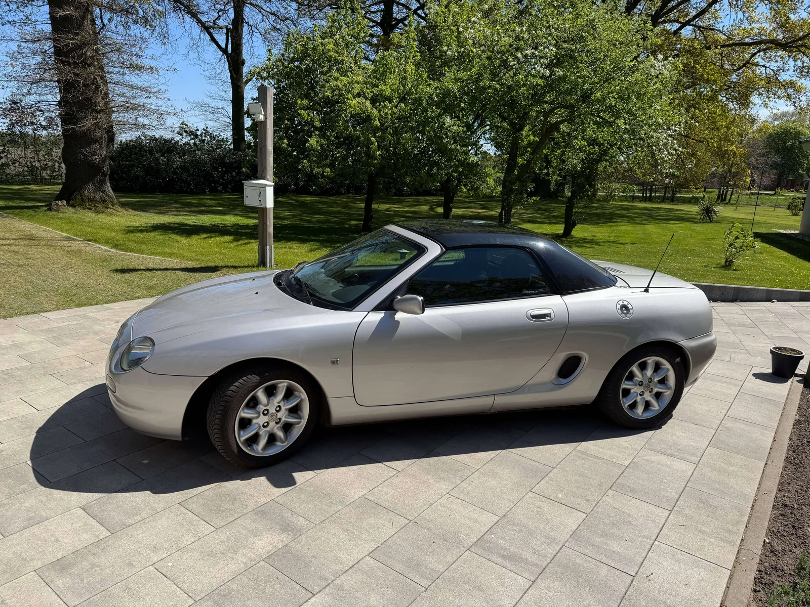 MG MGF cabriolet British Racing Green de trois quarts avant, capote baissée, roadster moteur central années 90