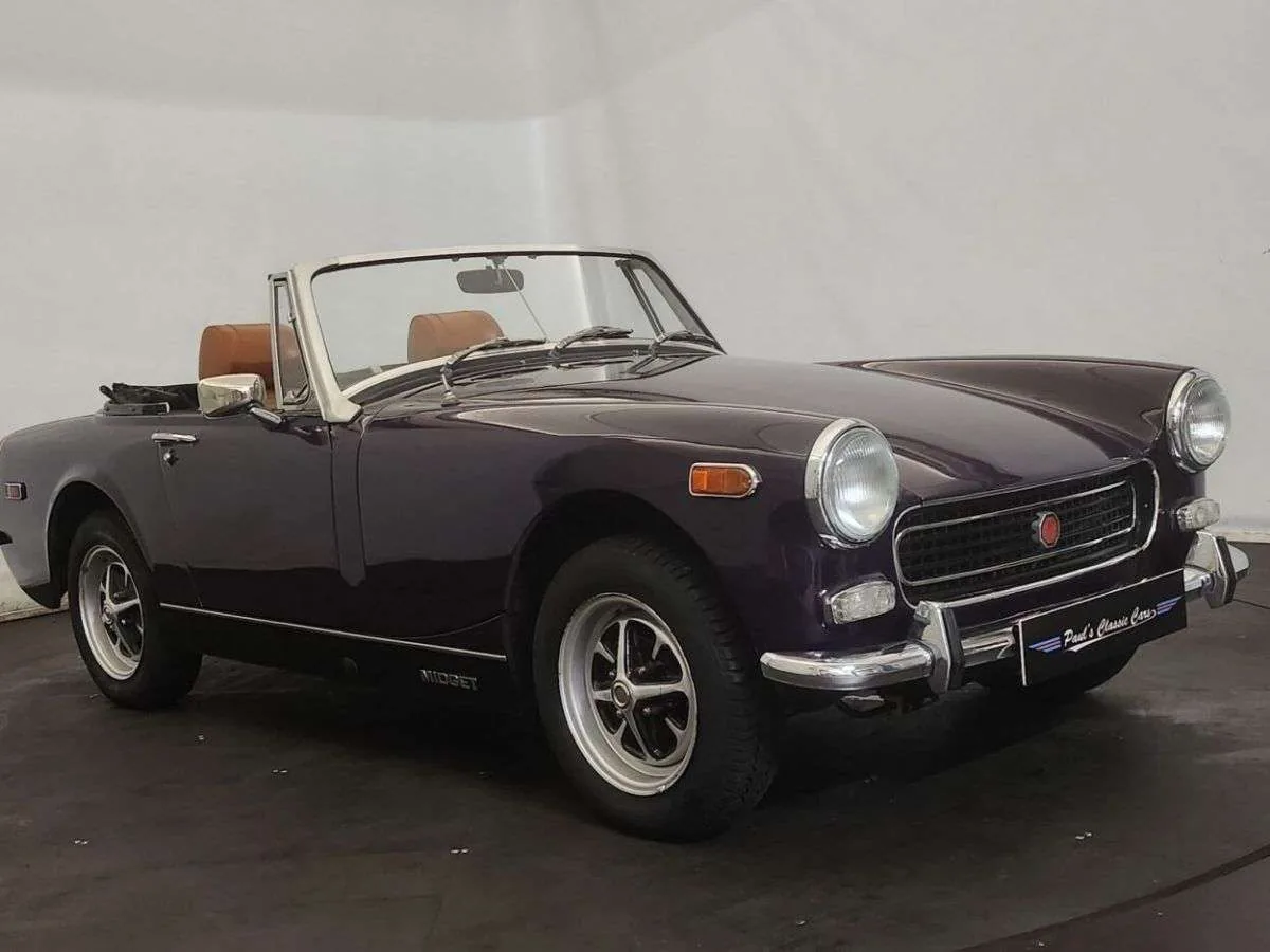 MG Midget Mk III chrome bumpers Tartan Red de trois quarts avant, petit roadster anglais minuscule capote baissée