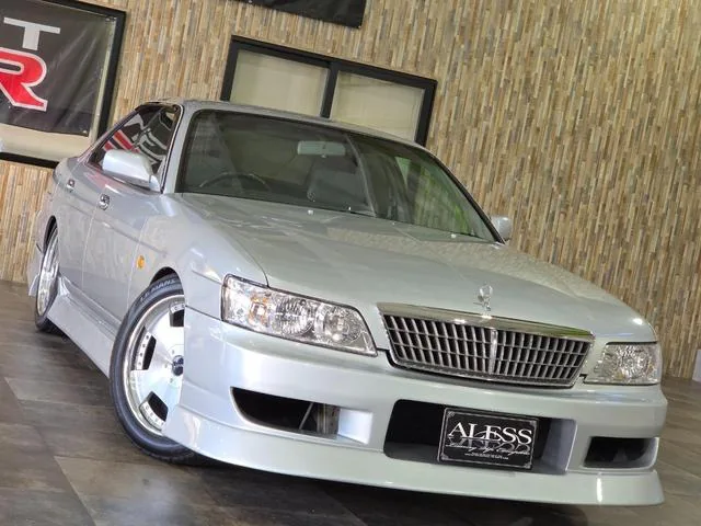 Nissan Laurel berline JDM de trois quarts avant