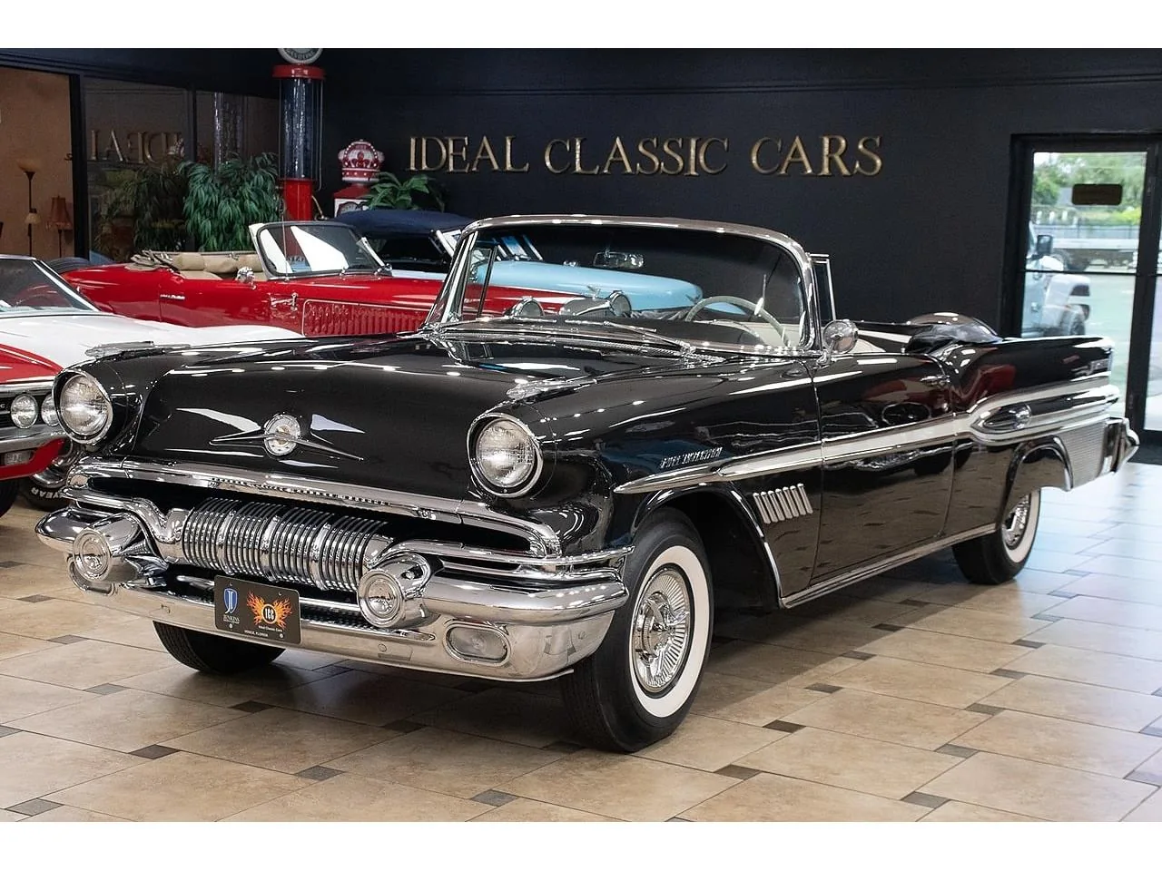 Pontiac Bonneville cabriolet du début des années 60, longue full-size chromée de trois quarts avant