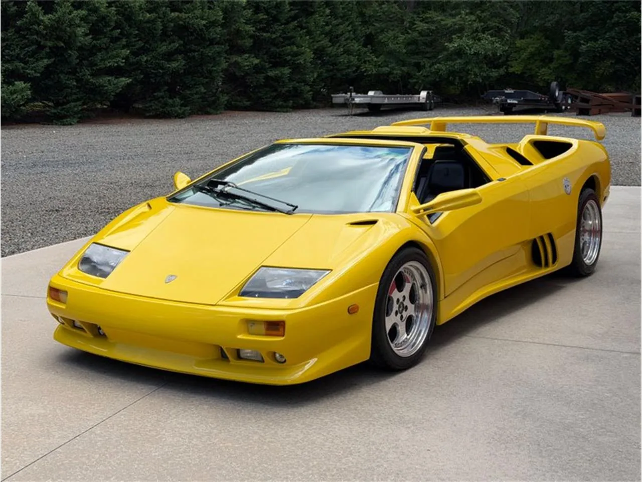 Pontiac Fiero GT rouge de trois quarts arrière, coupé deux places à moteur central des années 80
