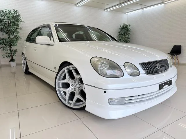 Toyota Aristo V300 noire de trois quarts avant