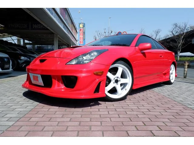 Toyota Celica rouge de trois quarts avant
