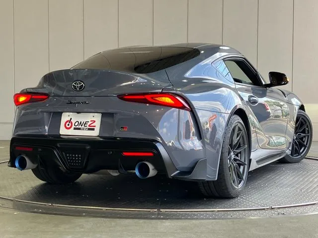 Toyota Supra MK4 A80 de trois quarts avant